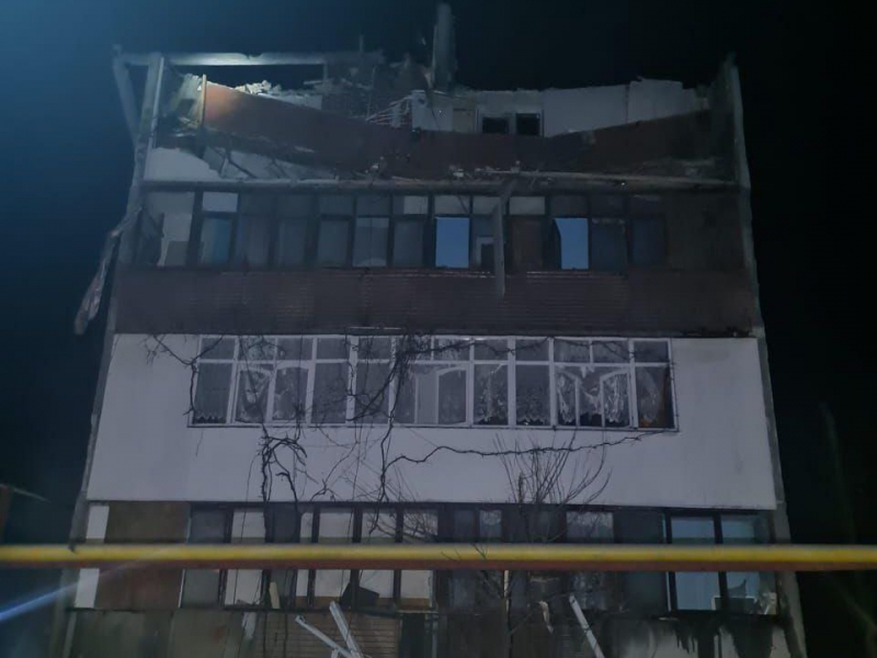 Російські нелюди вдарили по жилих будинках в Сумах і Мирнограді: є загиблі, багато ранених