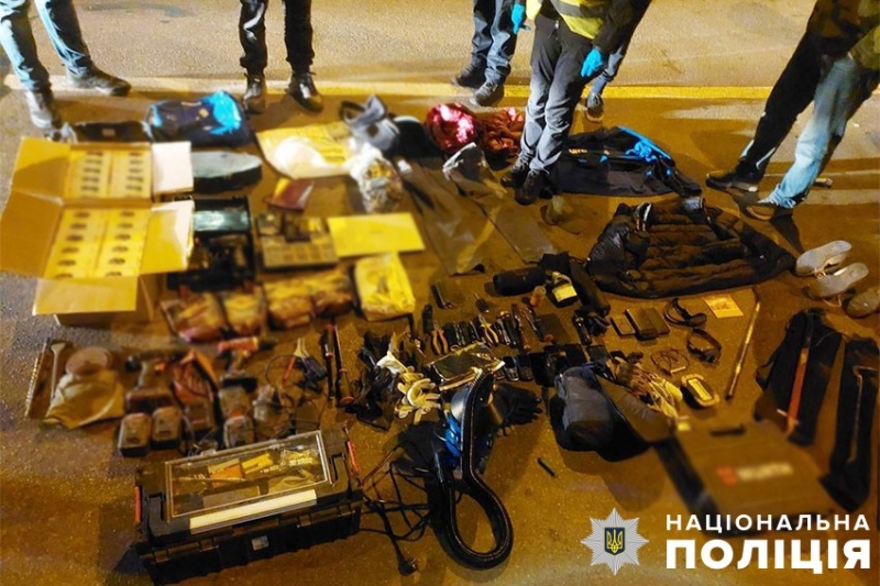 Відбивалися ножем та гранатою: спіймані на гарячому злодії чинили опір поліцейським у Києві (фото, відео)