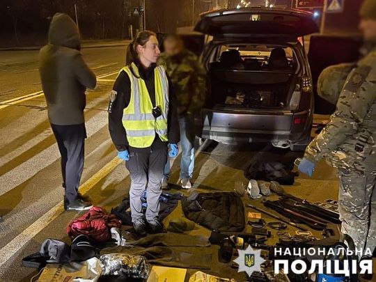 Відбивалися ножем та гранатою: спіймані на гарячому злодії чинили опір поліцейським у Києві (фото, відео)