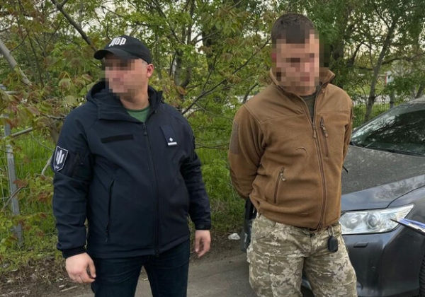 Обещал за взятку оформить инвалидность матери бойца: в Одесской области задержали военнослужащего